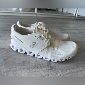 On Running Cloud 6 Lifestyle Shoe in White/White Size 9